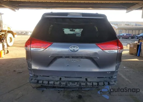 2013 Toyota Sienna Xle 8-Passenger z USA, uszkodzony, nr VIN 5TDKK3DC4DS334477